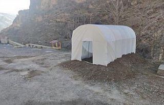 Uludere’de sokak hayvanları için çadır kulübeler...