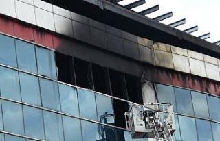 Ümraniye’de yanan fabrikada itfaiye ekiplerinin...