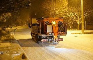 Ürgüp Belediyesi, kar küreme ve tuzlama çalışmalarını...
