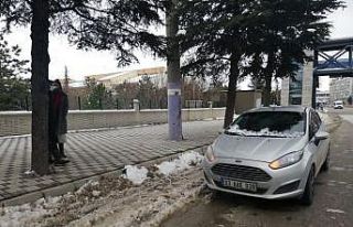 Üst geçitten otomobilin üzerine buz kütlesi düştü,...