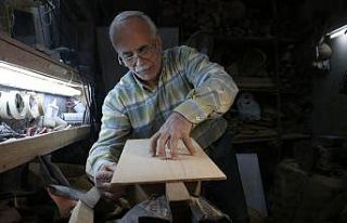 Ustasız öğrendiği saz imalatını 38 yıldır...