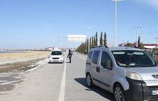 Uygulama yapan polisleri görüp geri geri giden araçlara...