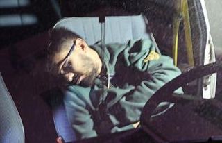 Uyurgezer hırsız polisin pes etmeyeceğini anlayınca...
