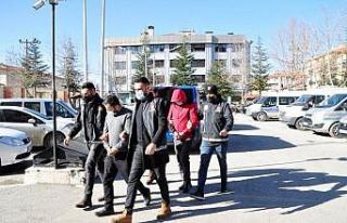 Uyuşturucu operasyonunda yakalanan 5 kişi adliyeye...