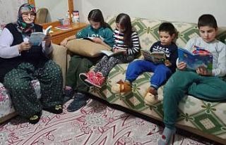Uzaktan da olsa aynı anda kitap okudular