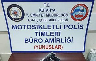 Üzerinden uyuşturucu, aracından kurusıkı tabanca...