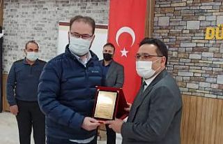 Vali Çiçek’ten hayırseverlere plaket