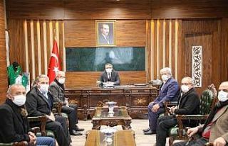 Vali Ekinci, köy muhtarıyla bir araya geldi