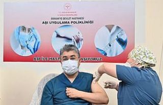 Vali Erdinç Yılmaz korona aşısı yaptırdı