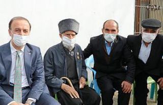 Vali Erin Kore gazisini evinde ziyaret etti