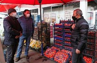 Vali, hal esnafıyla bir arada