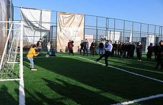 Vali, köylülerle halı saha maçı yaptı