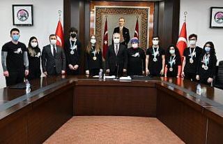 Vali Seymenoğlu, derece alan başarılı kayakçıları...