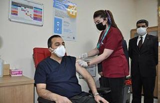 Vali Türker Öksüz’e Kovid-19 aşısı yapıldı