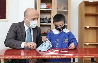 Vali Varol yüz yüze eğitimin ilk gününde öğrencilerle...