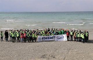 Van Gölü sahilinde tonlarca çöp toplandı