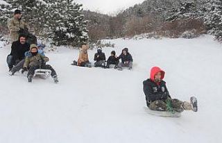Vatandaşların leğen, poşet veya kızakla kayak...