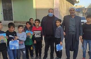 Viranşehir’de kitap dağıtımı