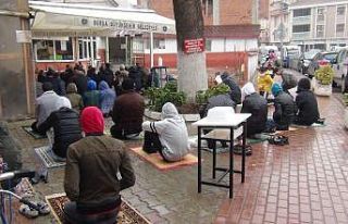 Yağmur altında cuma namazını kıldılar