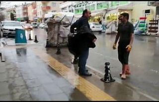 Yağmurda ıslanan kağıt toplayıcısına montunu...