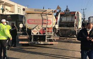 Yakıt tankeri çöp kamyonuna çarptı, temizlik...