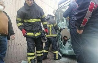 Yan yatan tırda sıkışan sürücüyü camı parçalayarak...