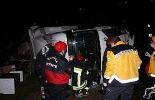 Yan yatan tırın sürücüsü yaralandı