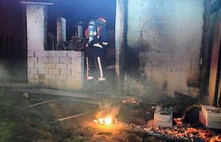 Yangın iki katlı evi kullanılamaz hale getirdi