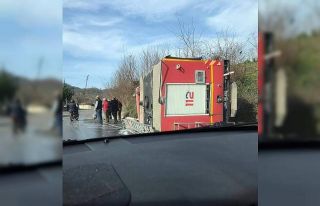 Yangına giden itfaiye aracı devrildi: 3 yaralı