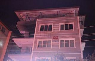 Yangına uykuda yakalanarak balkona sığınan aileye...