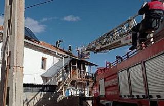 Yangını söndürmek isterken merdivenden düşerek...