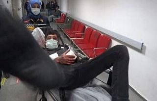 Yarasını unutup sedye üzerinden kameramanı tekmeleyip...