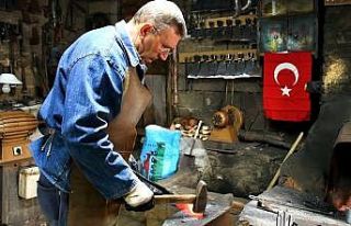 Yarım asırdır demir dövüyor