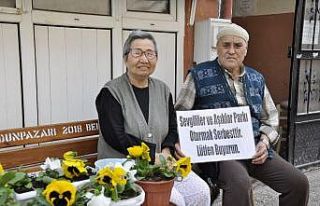 Yarım asırlık eşi için evinin önünü botanik...