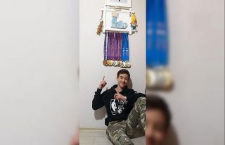 Yaşından çok madalyası var