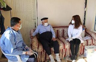 Yaşlı adamdan aşı için gelen genç doktora: "Düğününe...