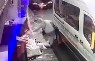 Yaşlı kadın kapağı çalınan rögara düştü