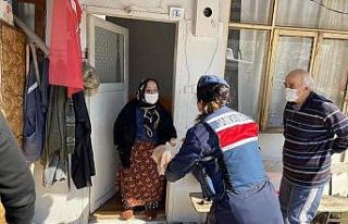 Yaşlıların ihtiyaçlarını jandarma karşılıyor