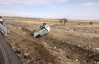 Yeni otoyolda hafif ticari araç takla attı : 1 yaralı