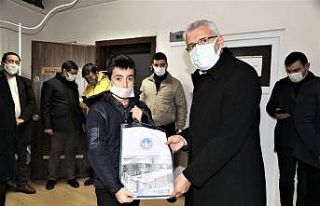 Yetim çocuklara tablet hediyesi