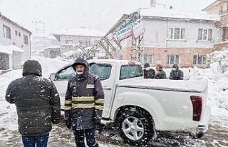 Yıkılan elektrik direkleri için seferber olundu