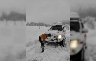 Yoğun kar yağışı 112 ekiplerini yıldırmadı