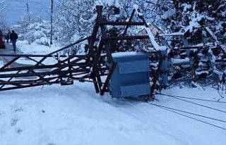 Yoğun kar yağışı nedeniyle elektrik direği yıkıldı