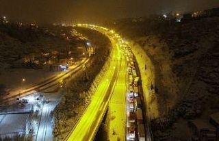 Yoğun kar yağışı TEM’i kapattı, sürücüler...