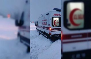 Yoğun kar yağışı yüzünden hamile kadın köyünde...