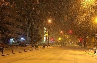 Yoğun kar yağışının devam ettiği Anadolu Yakasında...