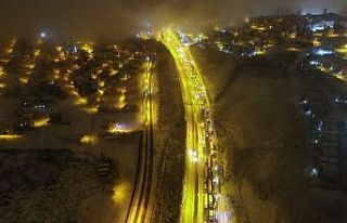 Yoğun kar yağışının kapattığı TEM, 1,5 saat...