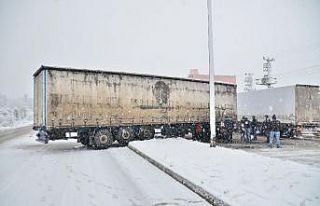 Yoğun karda kayan tır makas yaptı