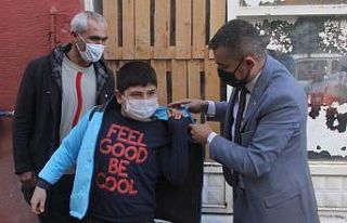 Yokluk içinde büyüyen muhtar maaşını yoksul...