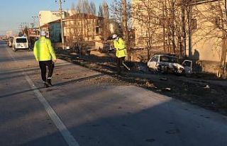 Yola çıkan köpeğe çarpan cip şarampole indi,...